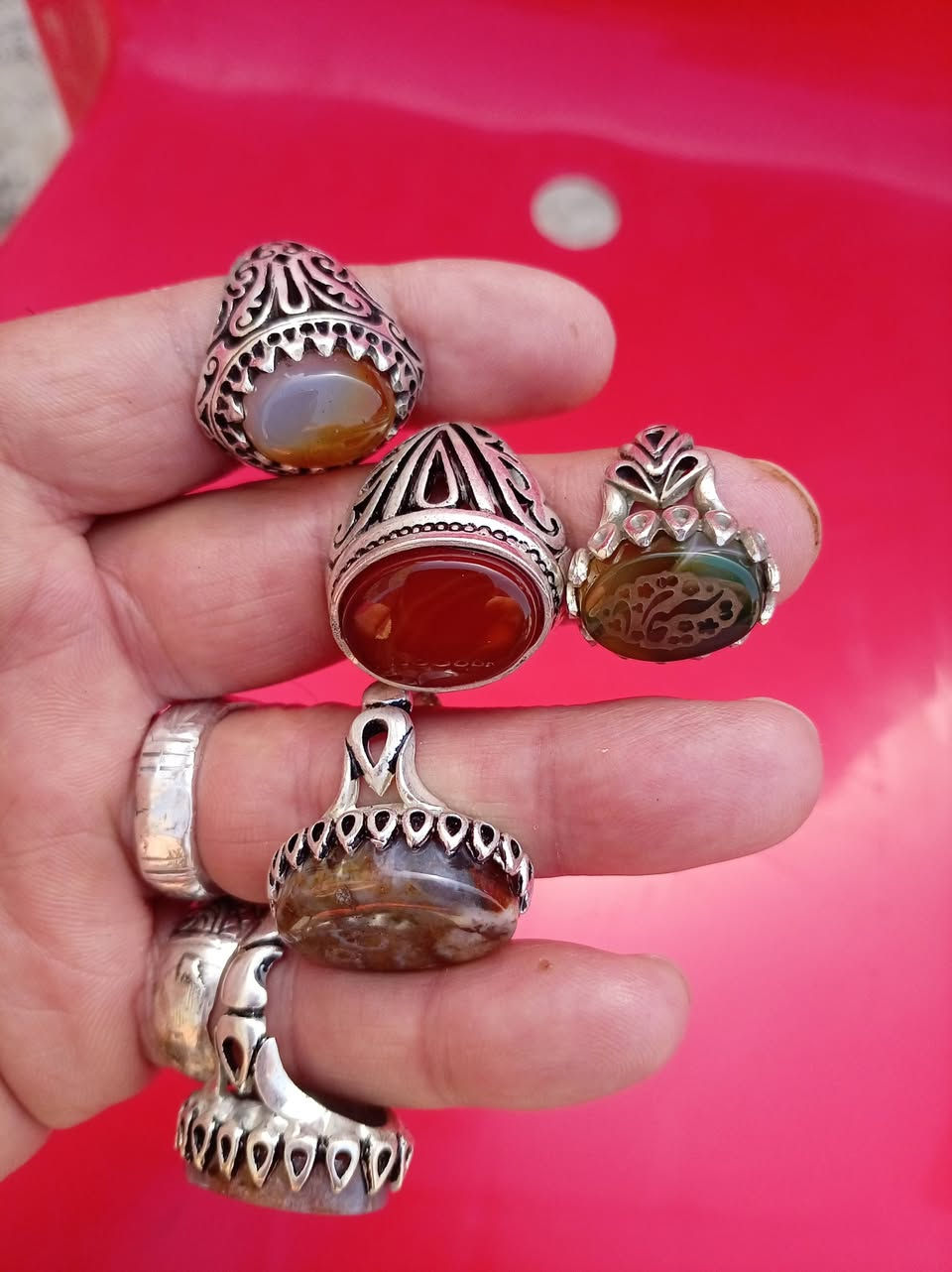 السلام عليكم 5 خواتم فضه للبيع الخاتم ب30 الاف ابيعهن شلع ب150 الاف قفل اي استفسار انتصل ***********
