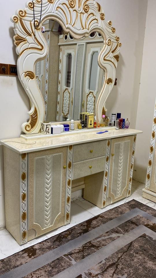 غرفه اخشاب صاج تفصال عراقي جديده الله يشهد ماصارلي 4اشهر من خذته مامسدخدمه هواي  السعر 900بيها والشراي يخابر ***********
