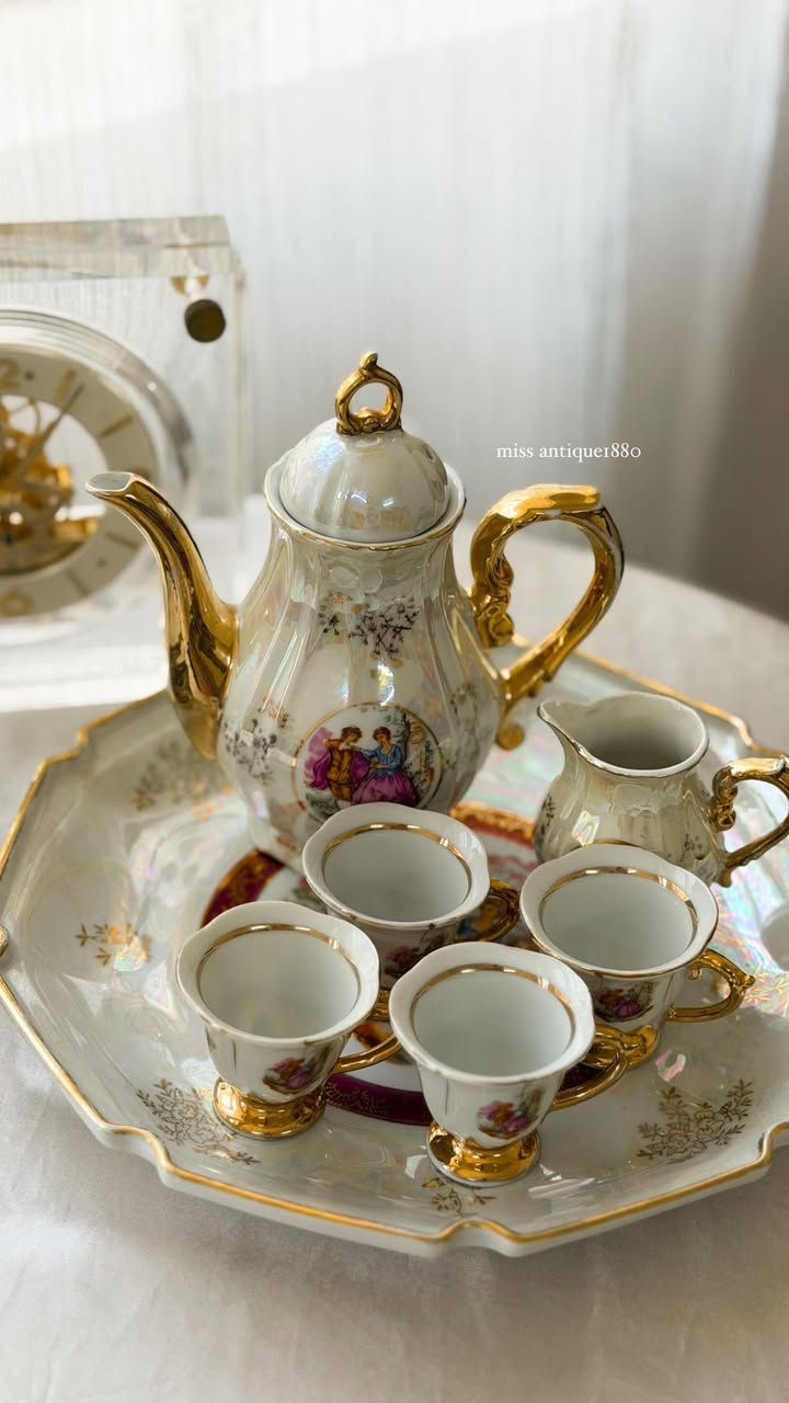 طقم روميو وجوليت
الصدفي ياباني الاصلي مختوم 
مذهب الاطراف مطلي بماء الذهب

يتكون الطقم من :١٥ قطعة 
ساكب شاي (قوري)
حليبدان اؤ كريمر
٤ فناجين قهوة مع صحونهم 
٤ صحون جانبيه صغيرة للحلويات 
مقدمة كبيرة بيها ملاحظة صغيرة موضحة بالصورة

للاستفسار تواصل خاص 
متوفر توصيل جميع محافظاتنا الحبيبة


**إذا كنت صاحب هذا الإعلان وتريد حذفه لأي سبب، رجاءا أرسل رسالة إلى الدعم الفني**