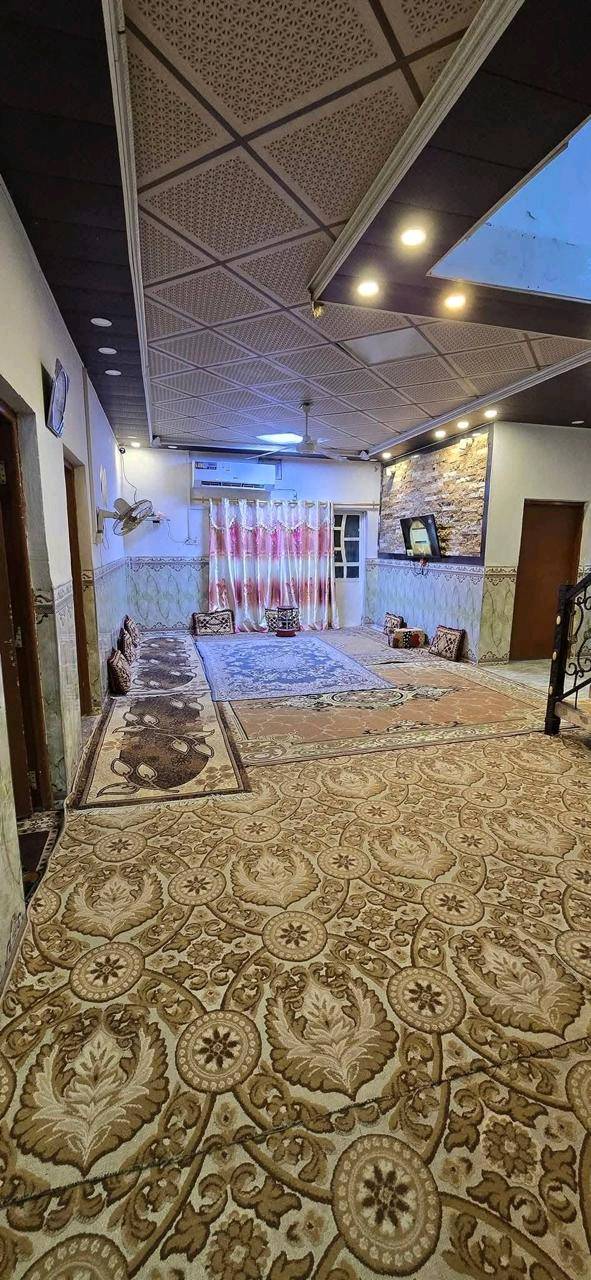 بيت للبيع بسيد اسماعيل طابقين أربع غرف نوم صالتين واستقبال ومطبخ وحديقه ودرج خارجي الطابق الثاني سند 25 المساحة 200 متر التواصل واتساب سعره 130 وبيه مجال
البيت على أي منطقة/حي بالضبط بسيد اسماعيل؟ وإذا ممكن تذكر أقرب معلم أو شارع حتى يكون الموقع أوضح للمشتري.: 
الفرع الرابع مخبز نور الهدئ
كم عدد الحمّامات والبرّادات/المغاسل والمخزن أو السرداب إذا موجود؟: 
حمامات منفصله  وغرفه سويت
الواجهة شنو اتجاهها؟ وعلى شارع رئيسي لو فرعي، وكم عرض الشارع تقريباً؟: 
فرعي  عرض الفرع 7متر
البيت بيه خدمات كاملة لو لا (ماء، كهرباء، مجاري)، وهل أكو شي ملاحظات أو شغل صيانة يحتاجه قبل السكن؟: 
خدمات كامله مي ومجاري و كهرباء وطني كل طابق نضام قاطع ومولده ذهبي