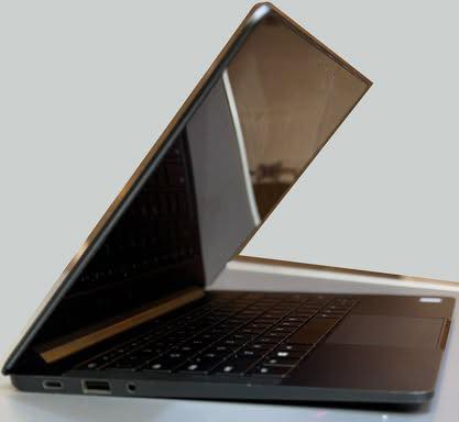 للبيع لابتوب
 Laptop Razer Blade Stealth RZ09-0196 QHD Touch Screen 

* الفئة: Ultrabook / لابتوب خفيف للأعمال والشغل المتنقل

* الشاشة: 12.5 بوصة  Touch QHD (2560×1440) لمس

* السماكة: 1.15 سم يعني نحيف جدًا ويعتبر من فئة Ultrabook الخفيفة

* الوزن: 1.25 كغم

* المعالج: Intel Core i7-7500U
نواة ثنائية (2C / 4T)
سرعة أساسية: 2.7GHz
تصل إلى ~3.5GHz في التربو

* كرت الشاشة: Intel HD Graphics 620

* الرام: 16GB 

* التخزين: 512GB SSD

* المنافذ:
USB-C (مع Thunderbolt 3)
USB-A 3.0 x2
HDMI
منفذ 3.5 مم
دعم شحن سريع

* البطارية: عمر بطارية جيد بسبب المعالج الموفر للطاقة 3 - 5 ساعات تقريبا استخدام عادي

- تصميم نحيف وخفيف
- شاشة قوية والوان ممتازة
- بطارية ممتازة
- مناسب للطلاب والتنقل

نظافة 90%
مكاني سليمانية يوجد توصيل

السعر : 450,000 دينار


**إذا كنت صاحب هذا الإعلان وتريد حذفه لأي سبب، رجاءا أرسل رسالة إلى الدعم الفني**