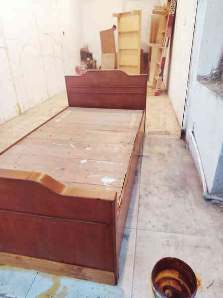 السلام عليكم
عرض خاص بس ٣٥ الف 
تخت نفر شغل قديم درجه اولى نظافه 💯💯الطول مترين والعرض متر
للاستفسار وتساب *********** مباشر ***********
ومستعدون لشراء الغرف النوم المستعمله و الكناتير
