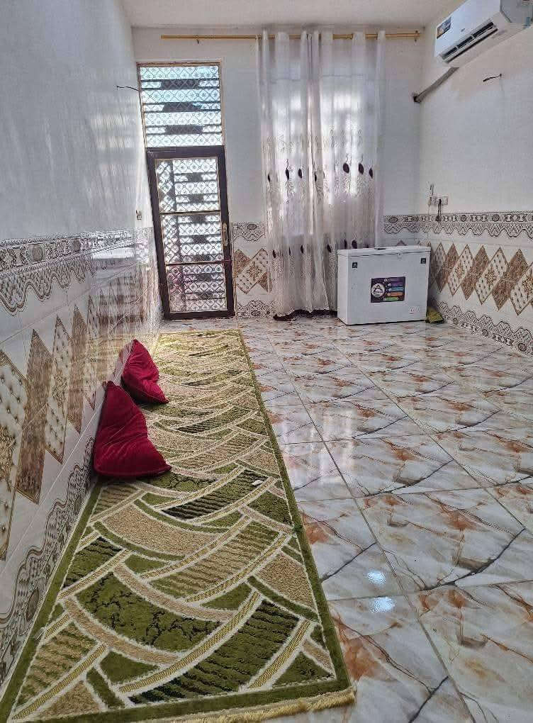 بيت للبيع في الامن الداخلي شارع الضغط بناء جديد صب كونكريت مسلح طابق ونص البيت 2 غرف نوم استقبال مطبخ كراج صحيات   ارضيه بورسلين البيت طابو صرف وليس زراعي بناء حديث جدا البيت يباع نقد وعلى المبادره
للاستفسار 
*********** كربلاء, العراق
