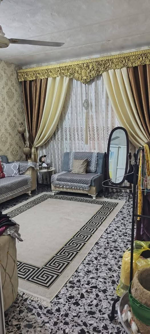 يوجد لدينا بيت المساحه 200 حي الحكيم قرب الحولي البناء استقبال +هول + مطبخ +غرفه نوم + صحيات داخليه +مخزن استفسار على رقم *********** أو على خاص
