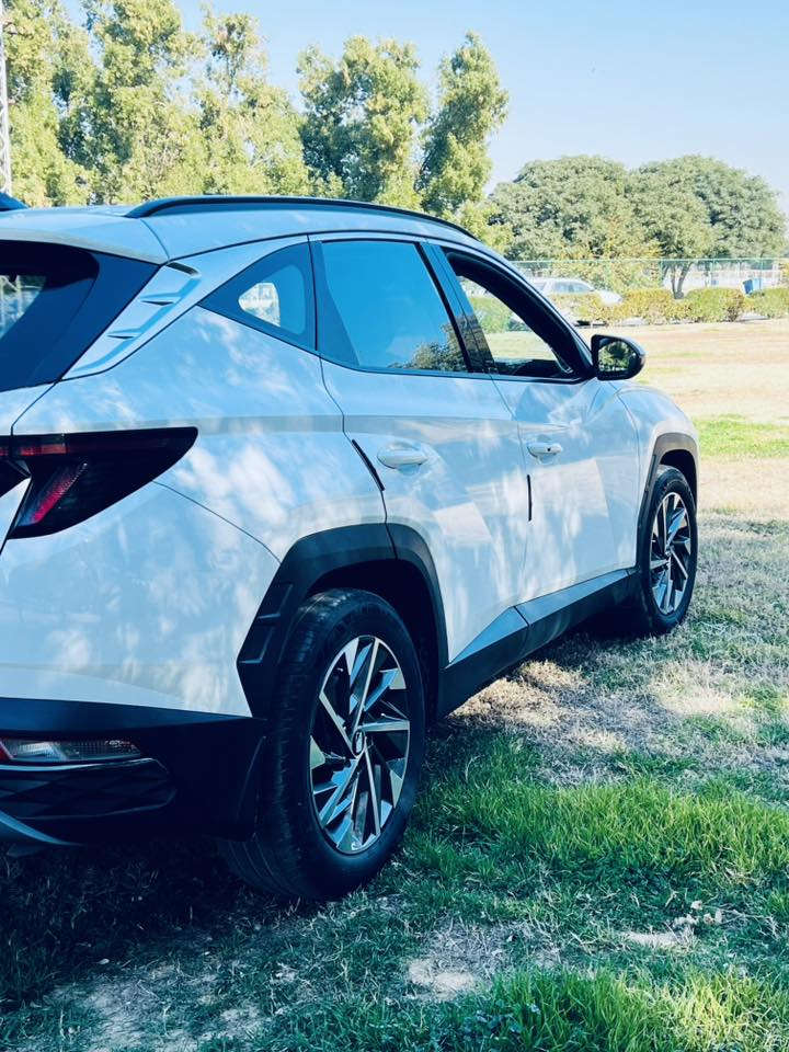 السلام عليكم
توسان موديل 2023 وارد خليجي سياره فول ما عدا الفتحه  
المواصفات
١ شاشه 
٢ بصمة
٣ كامره دواره
٤ تبريد خلفي وامامي
٥ حساس أمامي وخلفي
٦ عدسات متحركه
٧ مرايات شفط
٨ اشاره بلمري
٩ ترحيب
١٠ هند بريك دكمه
١١ اوتوهول توقف ذاتي 
١٢ رادار
١٣ ثلاث انضمه قياده ايكو سبورت نورمن
وبعد بيها هواي موصفات  المكان بغداد// الهاتف ***********
