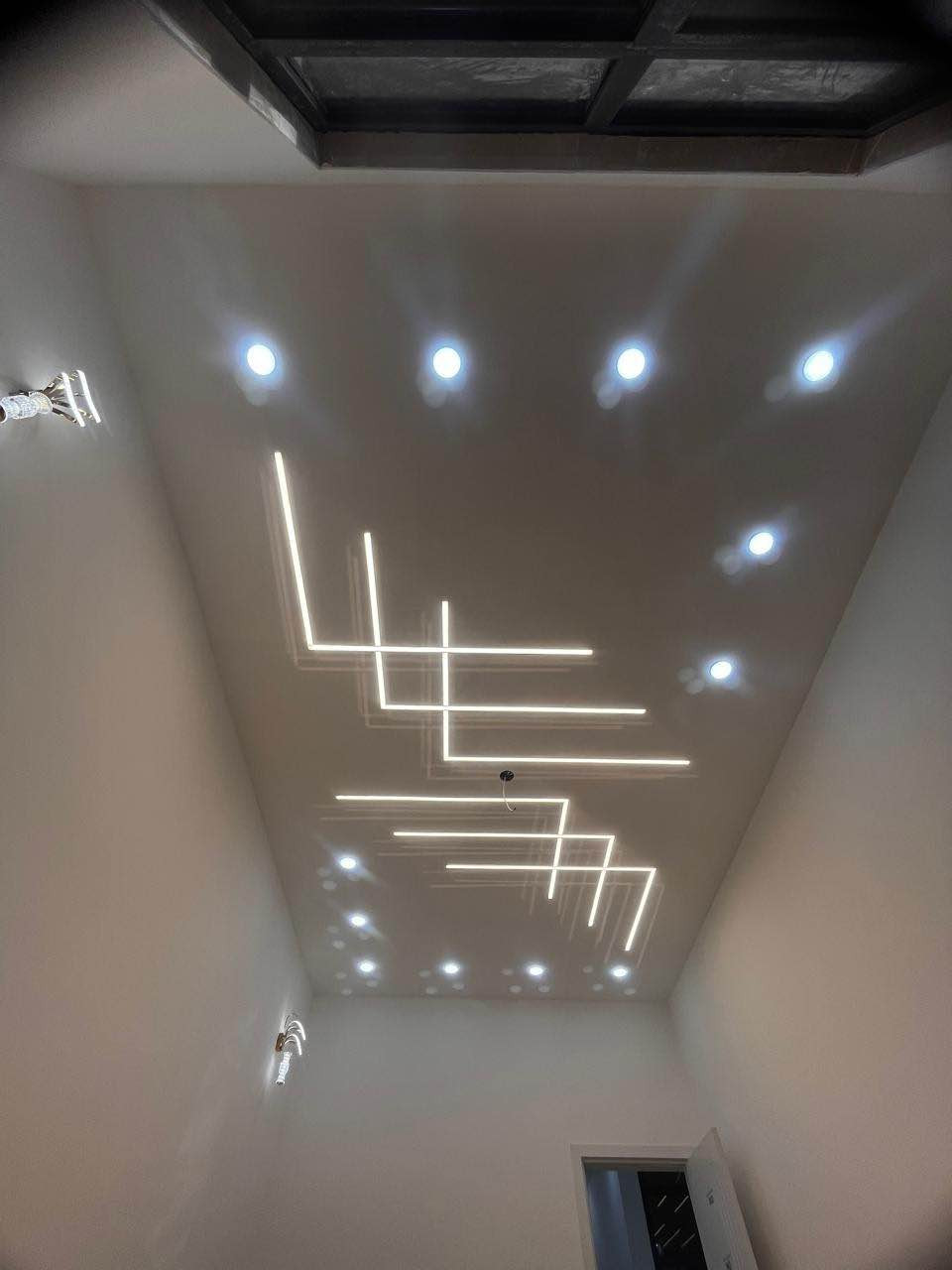 (الحمدلله والحمد حقة كما يستحقه حمداً كثيراً طيباً مباركاً). دار للبيع الكرامة الثانية مساحة الدار   154 واجهة 7.8م ونزال 20م  فول مرمر ارضيات الطابقين مع الإزارة والواجهة كلها مرمر تانكيات ماء عدد 2 سخانات عدد 2  درج جام مقسى شبابيك المنيوم مقطع تركي 7.5  ابواب تركي الداخلي مع القاصات فول سقوف ثانوية 5غرف نوم منها غرفتين اسويتات وستقبال 7*4.  هول7.25م*4م مجمعات صحية عدد 2.  من غير  السويتات مناور عدد2. مطبخ  لمعرفة السعر *********** او*********** حجي مشرق حلة, بابل
