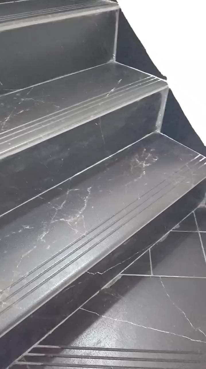 دار للبيع العامريه شارع المظيف م 636 ز29 د 5 قرب جامع ملوكي المساحه 150 م 5×30 يتكون من طابقين دخولين للدار كراج سياره وصحيات خارجيه استقبل وهول جلوس للعائله ومطبخ وصحيات وغرفه منام بيه حمام الطابق الثاني غرفتين نوم وصحيات الدار بناء بلوك جديد سنة 2023 معروض 410 مليون بدون أثاث مع الاثاث 420 مليون هاتف *********** صاحب الدار
