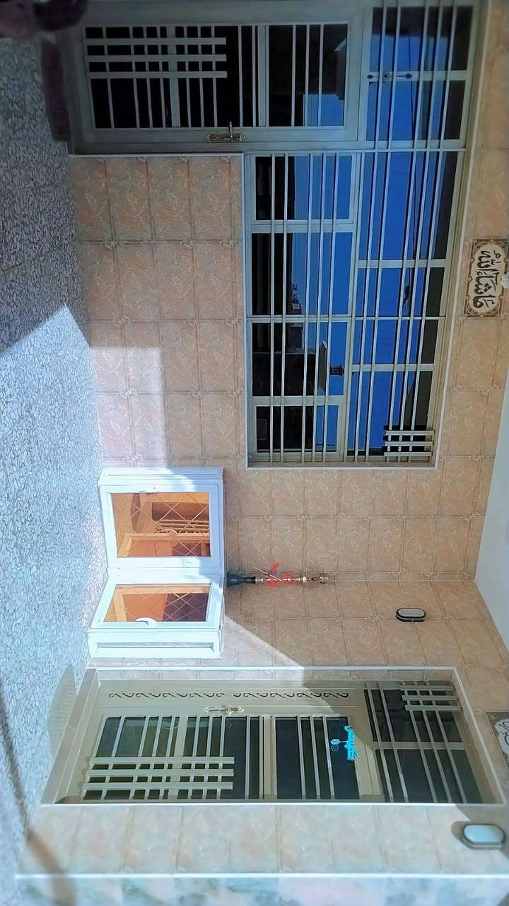 بيت مساحه 200م بناء درجه اولئ سنه 26 عقد زراعي في منطقة اسويب قريه البعامر بيت اجعاري قرب البياع السعر 190 معلومات وتفاصيل أكثر اتصال ***********
