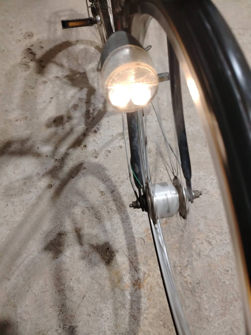 اسلام عليكم للبيع حجم ٢٧ كير وحساس ٧ نمر حله نادر الثالثه السعر ١٠٠ ***********
