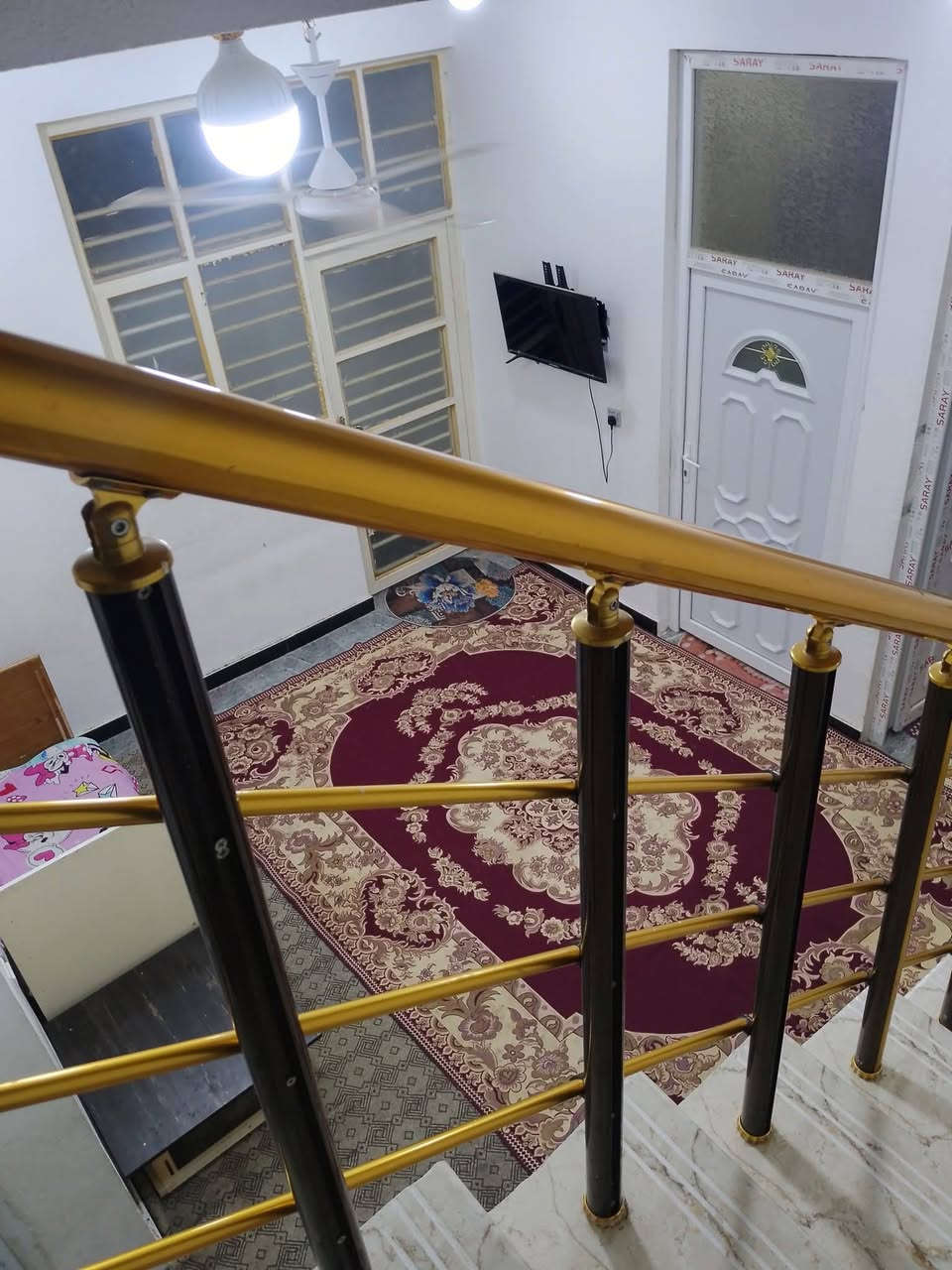 دار للبيع العنوان بهرز حي صدام قطع بيت علي سحاق يتكون من غرفتين نوم وصالة وستقبال  ومطبخ حار وبارد صحيات شرقي وغربي المساحة 100الواجهة 7والنزال 15للاستفسار ***********السعر 65بي مجال بناء حديث خدمات كاملة مجاري وماء ونارة شارع صب
