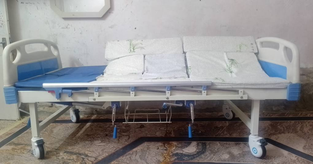 سرير ،BAV ، اربع حركات، ميكانيكي ، يحتوي على منضدة متحركة الطعام ، كما يحتوي على حامل الأدوية المغذية ، إضافة الى مساند من الجانبين لمنع سقوط المريض متحركة ، يحتوي على مرحاض للمقعدين متحرك ، كذلك يحتوي على أربع عجلات لسهولة الحركة وبنضام الستوب في كل عجلة على حدا ، اخوان السرير نضيف جدا اخو المستعمل ، سعرة في محلات المستلزمات والأجهزة الطبية  ,375000واني ابيع ب 250,000 وبيه مجال للشراية ، موبايلي *********** للمراسلة والاستفسار عنواني مدينة الصدر قطاع 61 مقابل مركز الكرامة. بغداد, العراق
