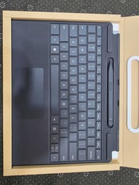 العنوان: للبيع كيبورد سيرفس برو الأصلي مع القلم (Microsoft Surface Pro...