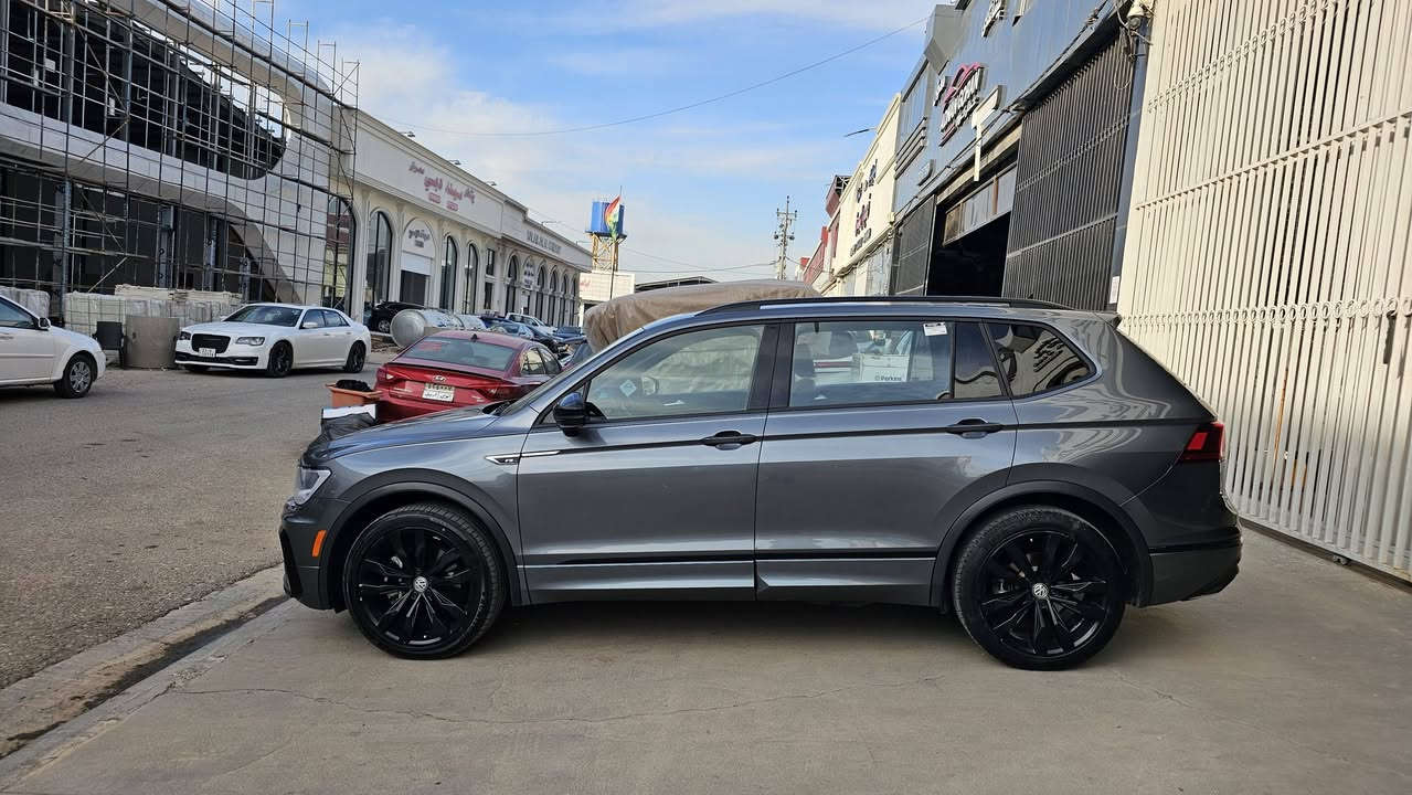السلام عليكم 
Tigwan R-line se 2021
المسافة ٧٠ الف مايل
المواصفات ار لاين معروفة
حادثها باب خلف السكن يعني بجم والصندوق كبس والحادث بسيط ..
فول سيرفس مسويلة وهزة وفحص كله جديد
الموقع أربيل 
***********

