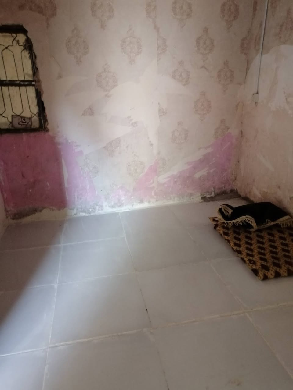 السلام عليكم 
عندي بيت للبيع مساحته 70 متر
غرفتين وصاله وتخاريج وارضيه والغرف كاشي والصاله بورسلين 
العنوان النجف الجديده الثانيه شارع المدينه
السعر 20 مليون وبي مجال للشراي 
للاستفسار اكثر الاتصال بلرقم 
***********
ومثل ما واضح عدكم بلصور
