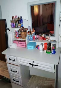 ميز تواليت • نظيف جدا • للبيع