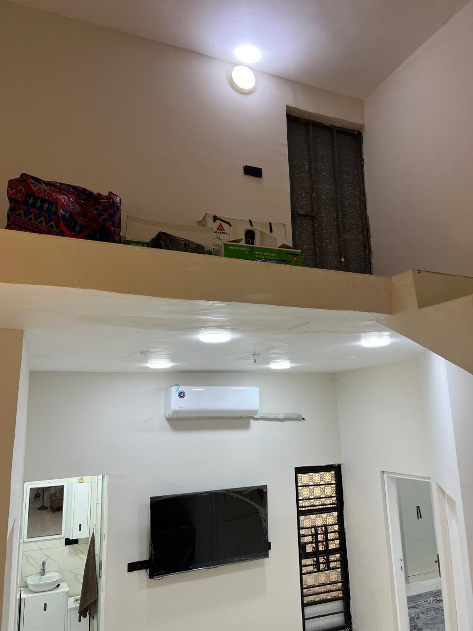 بيت 🏠 للبيع
الموقع : شط العرب
4سايدات الجزيره 
 -شارع زين العابدين -مجمع عالم الرواد السكني  
مساحه البيت 150م
يحتوي البيت على غرفتين منام وصالة 
وديوانية ومطبخ وصحيات 
البيت كامل ما ناقصه اي شي 
سعر البيت72 وبي  مجال 
استفسار اكثر ***********
