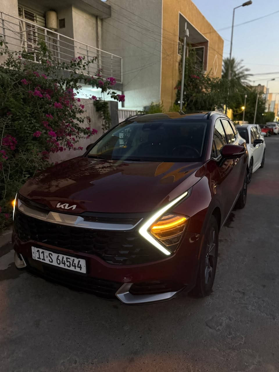السلام عليكم
Kia sportage 2025 sx Prestige Hybrid large
مكينة ١٦٠٠ هايبرد 
ماشية  ٢٣ كيلو 
بانوراما
كشن امامي ثنينهن كهرباء + تدفئة + تبريد 
رادار امامي خلفي جانبي 
حساس امامي خلفي 
اوتو بارك 
اوتو هولد 
قيادة ذاتية + تحديد مسار 
شاشة كبيرة
كير ماوس
وبعد بيهة هواي موصفات اعلى من x line 
تبديل قبغ جنطة فقط اصلي بدوون ايرباك ولا دواخل 
رقم بغداد و مكانهة بغداد   
***********
