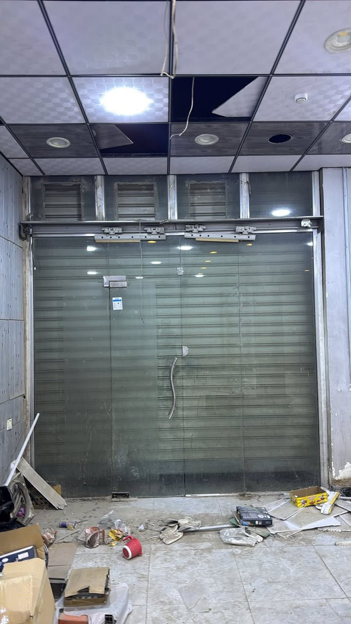 مضلة كهربائية عدد (٢)
باب كهربائي عرض ٣ متر
جام خانه باب واحد يدوي 
جام خانه بدون باب
مروحه سقفيه عدد 10 
نظام سماعات مكون من 7 سماعات 
قارئ اسعار واي فاي 
سيستم كامرات (دي في ار ١٦ كامرة، هارد ١ تيرا) (مع ١٢ كامرة عدد (٤) ٢ ميكا) (كامرة عدد(٨) ٥ ميكا). 
ميز العرض 60 الطول 150 
مبردة كونفيرا
سقف ثانوي مساحة ٢٠٠ متر مربع (جبسن بورد مضاد للحريق)
العنوان الدوره جمعيه خير الله  مقابيل مطعم ليمونه 
***********
