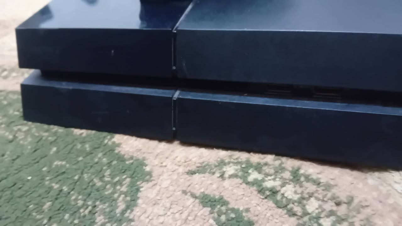 بلي 4 نظيف 100% ما مفتوح ولا مره مع يدتين و قرص جيتي اي والحساب الي بداخله بيه العاب هواي سعر 200 قفل قفل قفل تواصل عبر *********** واتساب او خاص
