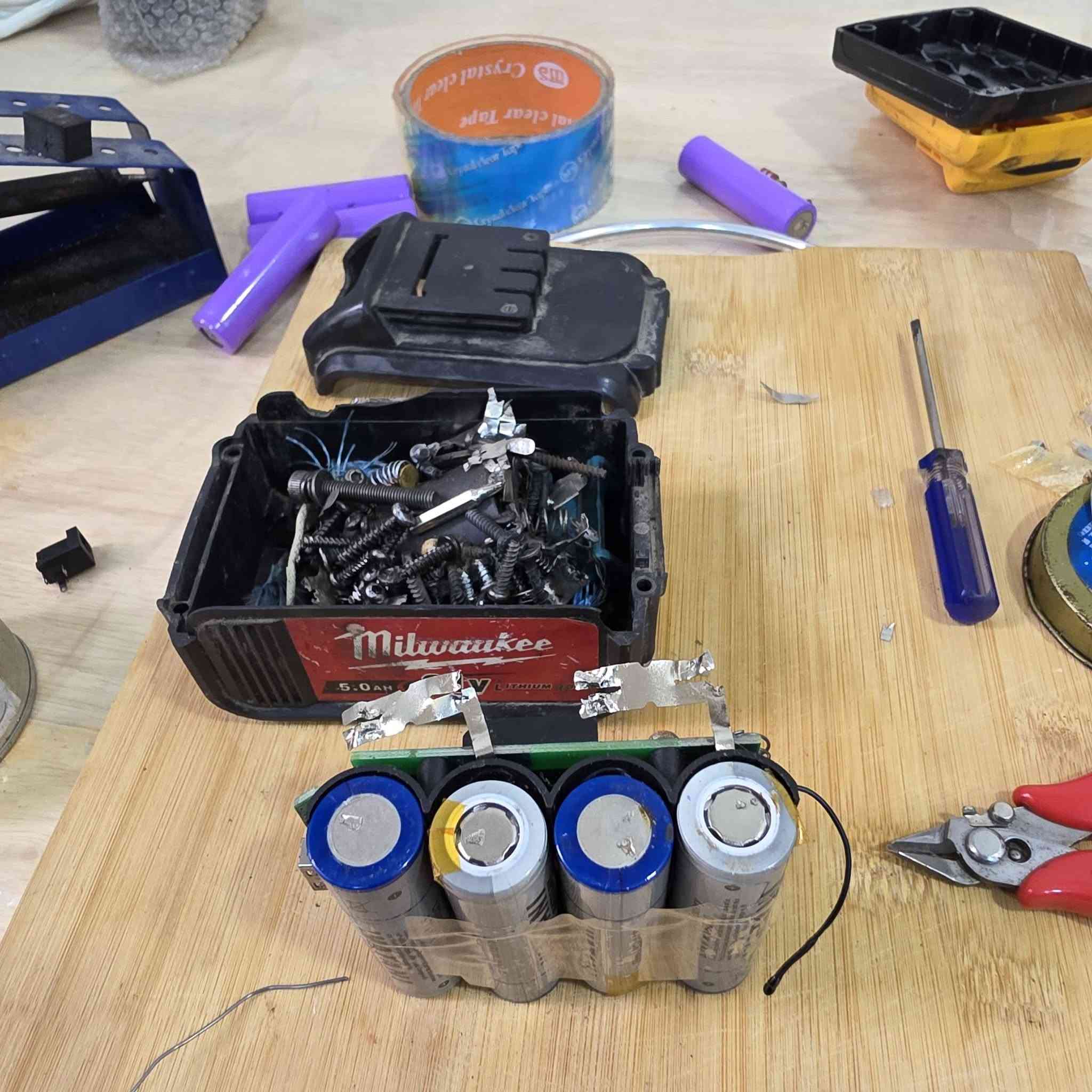 السلام عليكم  من رخصه الادمن المحترم   تم بحمد الله تعالى تبديل خلايه  بطاريه ديولت ٤ خليه ١٦ فولت ١٥٠٠ ملي امبير 
خلايه الوطني  للاستفسار مراسله الرقم  
***********
