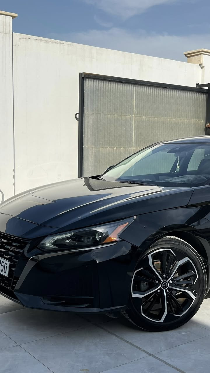 Nissan Altima SR 2023 | نيسان ألتيما SR
• المحرك: 4 أسطوانات بسعة 2.5 لتر (تنفس طبيعي).

• القوة الحصانية: 188 حصان 

• ناقل الحركة: Xtronic CVT مع نظام تنقيل يدوي (Paddle Shifters) خلف المقود.

المحرك المرتبط به: نظام AWD يتوفر عادةً مع محرك الـ 2.5 لتر (تنفس طبيعي).دفع رباعي 

• الإضاءة: مصابيح LED بالكامل (أمامية وخلفية) مع تصميم نهار جديد.

• الواجهة: شبك V-Motion بتصميم جديد باللون الكروم الأسود (Dark Chrome).

• الإضافات: جناح خلفي مدمج بالون الأسود 

• العجلات: ركاب ألمنيوم قياس 19 إنش بتصميم رياضي حصري لفئة SR.

• الراحة: تشغيل عن بعد، دخول ذكي، ومقعد سائق كهربائي بـ 8 وضعيات.

وسائل الأمان 

• نظام الكبح التلقائي في حالات الطوارئ مع كشف المشاة.

• نظام التحذير من النقاط العمياء (Blind Spot Warning).

• نظام التنبيه عند الخروج عن المسار.

للبيع السعر 160$وبيها مجال بسيط 

الرقم ***********
