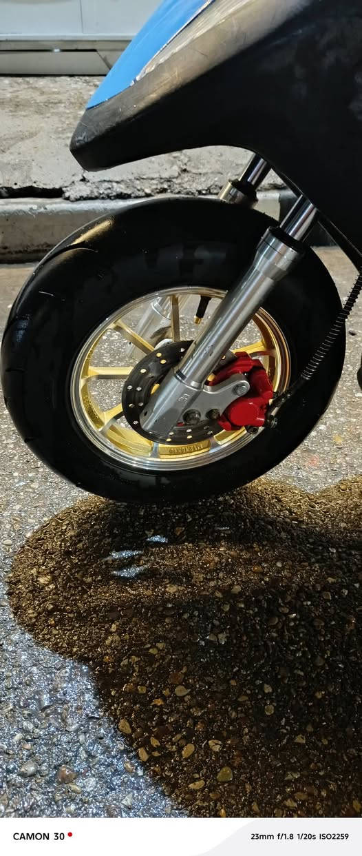 السلام عليكم دراجه للبيع مكاني بغداد حي الجامعه دراجه شغاله سيف شغال كلها شغاله كهربائياتها شغاله اللي يحب يراسلني عليها على الواتساب حياكم الله ***********
