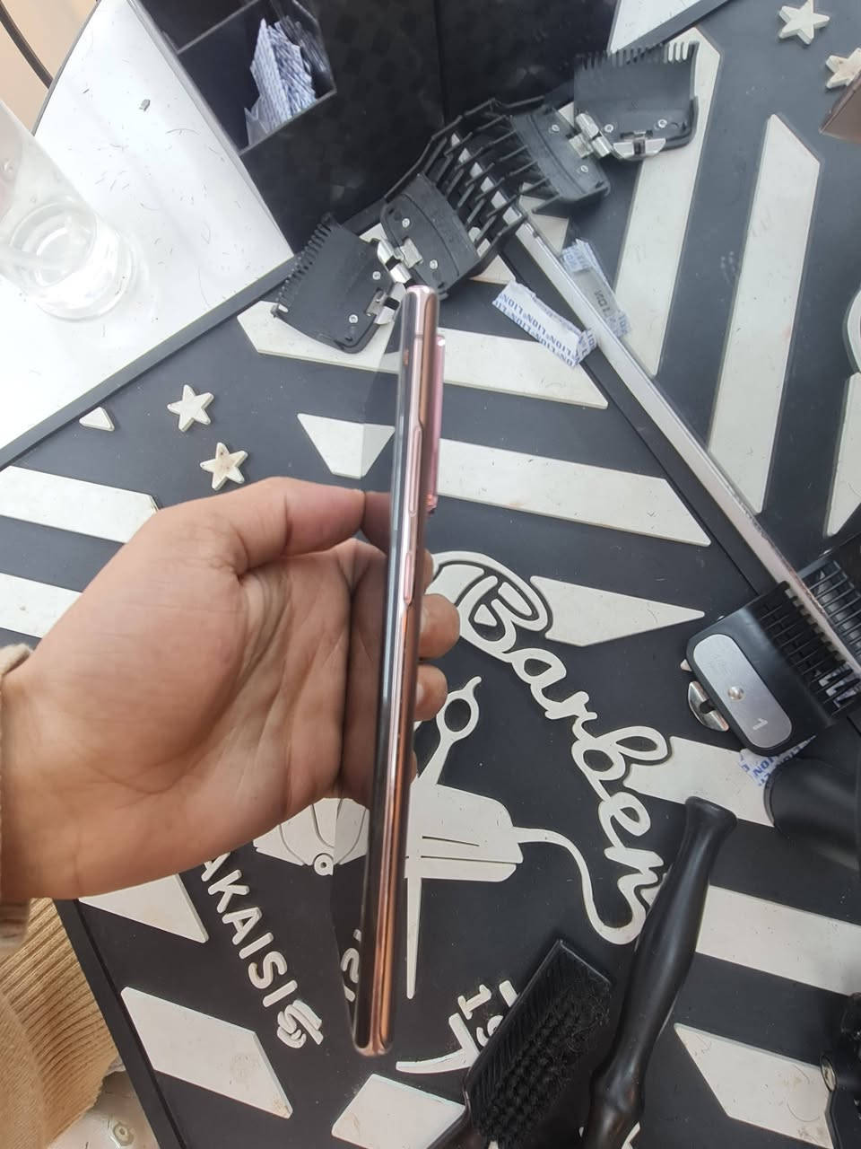 سلام عليكم  اجهزه نوت عشرين. العدد(2)   واحد شاشه ابيع مثل ماموضح بصوره شاشته تعبانه ابيع شاشه لباقي مكفول كله شغال ) الجهاز ثاني مكفول من كلشي عدا سيمكارت ميشتغل بي *********** كلش نضيفات
