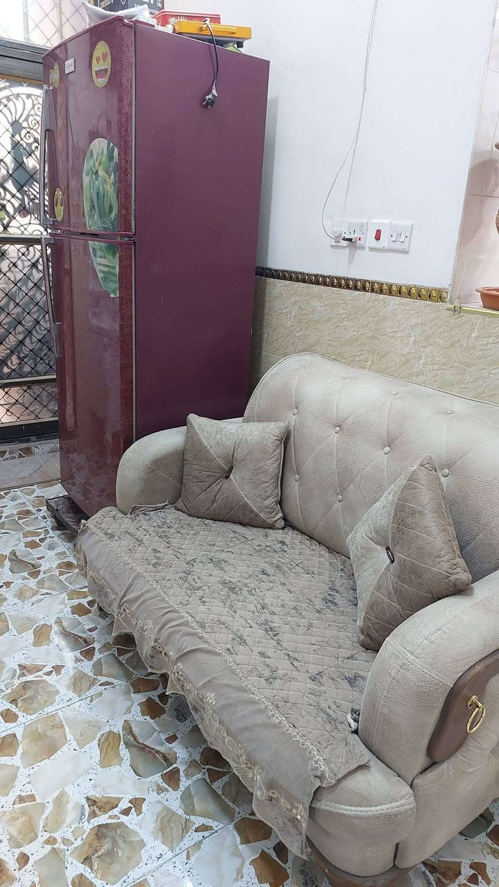 السلام عليكم
بيت للبيع او مراوس حسب القناعه مع لاثاث
طابو زراعي سند ٢٥ مكاتبه وقرار محكمه ومشمول بل تطويب
موقعه كلش حلو وشارع خوش ناس وامان
المساحه ١٢٥ واقع حال هوه اكثر 
عنوان بغداد الدوره هوررجب مقابيل شارع ستين
يبعد عن شارع غزه ٣٠٠ متر قرب جامع لازهري
يحتوي على استقبال ومطبخ بل وجه اله مدخلين
وهول ومنور
وغرف نوم ٢ اكبار كلش
بيع ١٢٥ مليون او مراوس بزراعي بحي المهندسين مساحه ٣٠٠ متر 
***********
