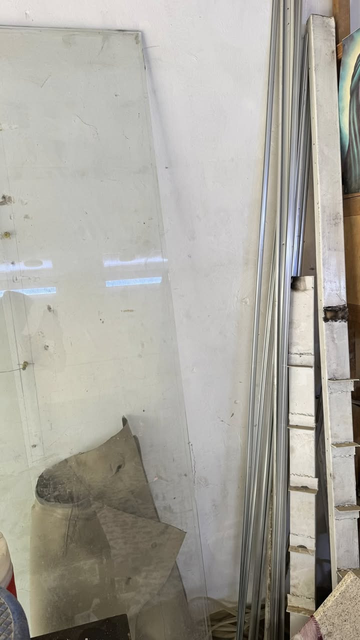 واجهة محل للبيع 
جام والمنيوم  4 قطع   من ظمنها باب محل كل قطعه متر وربع وارتفاع مترين ونص  المجموع 5 امتار
تقريبا كامله هيه وقواعدهه

الجام ثخين 10 ملم
مكانهه الحسينيه قرب فلكة ابو سمير
سعرهن  ب300 الف وبيهن مجال بسيط

***********
