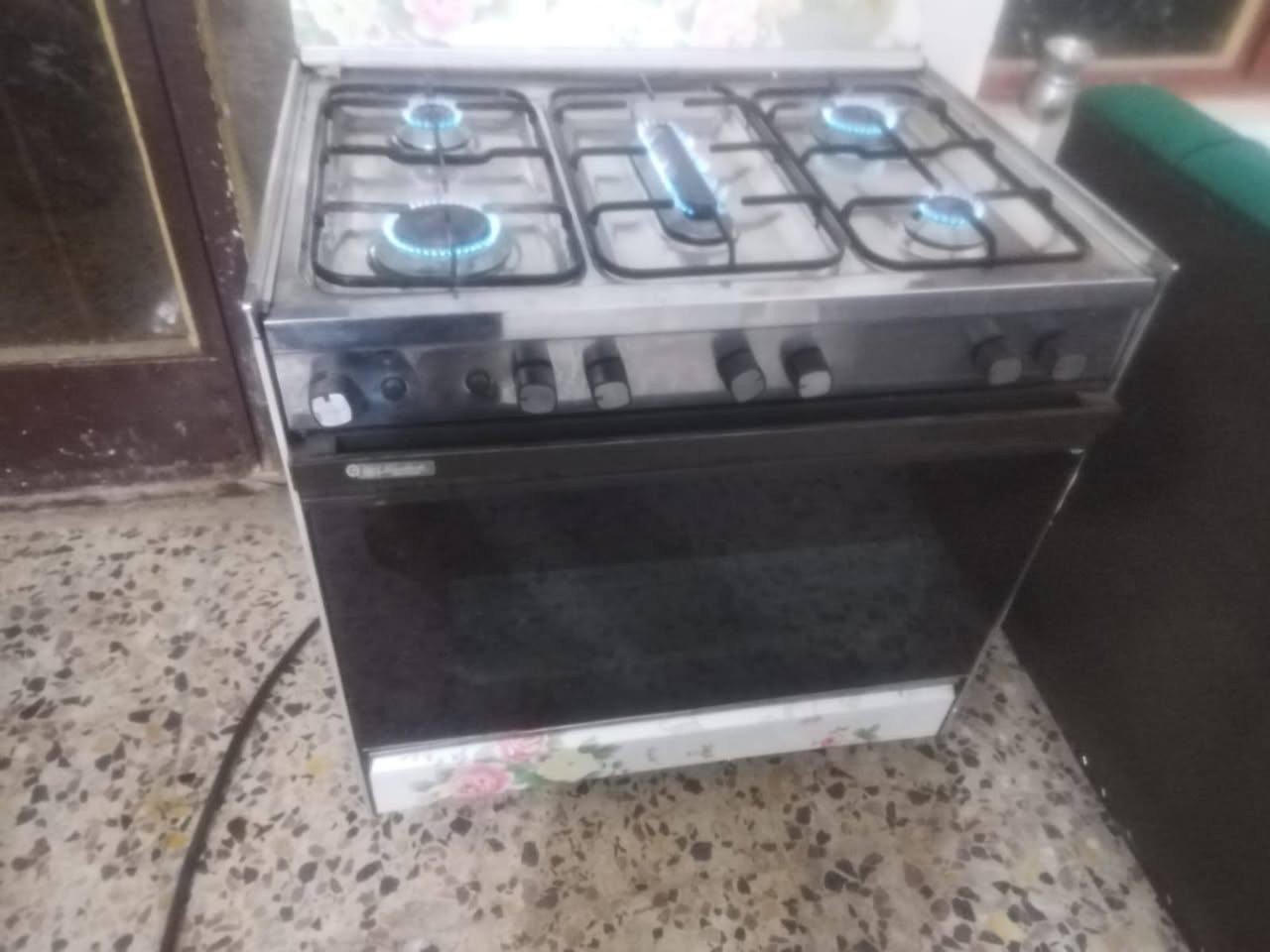 طباخ. شغال فرن وعيون فقط ليديه فلتت مثبته برغي. سعر. ١٠٠
المكان ابو. غريب الناحييه موجود توصيل 

***********
