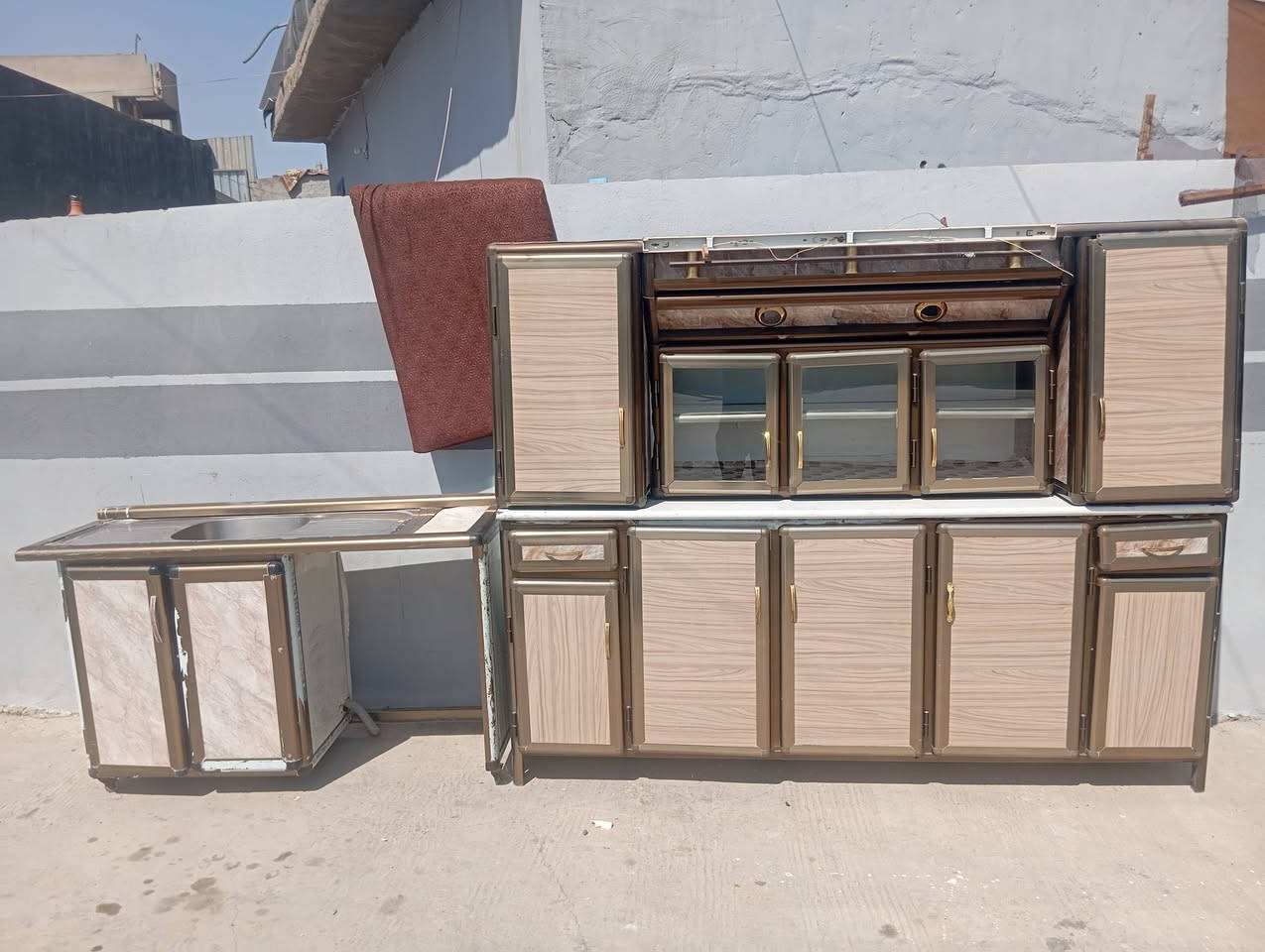 كاونتر للبيع نضيف 3 قطع السعر 250 وبيه مجال هاذه رقم ***********
