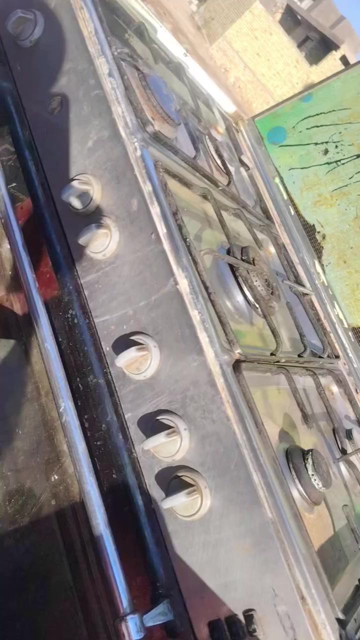 طباخات عدد ٢نضيفات كريازي بس لفرن ماته مشتغل وذاك ثاني ماعرف شنو نوعيته شغال كله بس بيه تهريب مال غاز غليل استفسار تصل اوبيك خير ودلل ***********
