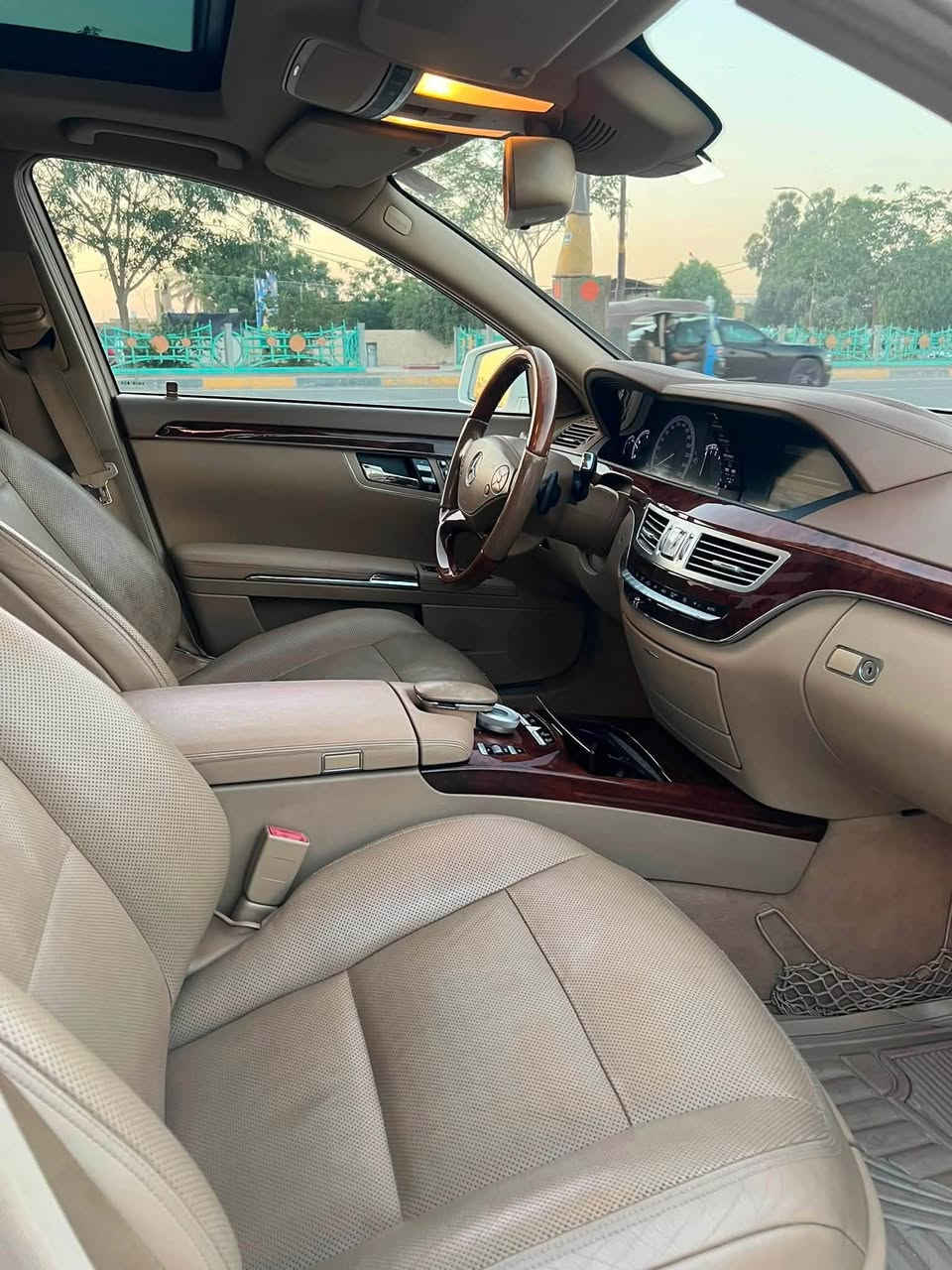 مارسدس / S 550 لارج باب طويل
موديل 2010 تكمه وسنويه / فول فول مواصفات 

🟩 السعر  اتصل او دز رساله وشلع عيوني 

ماشيه (150 ألف)
لون أبيض 
تخم تاير جديد قبل سبوع شادهن
(السياره رقم ربغداد دولي بسمي سنويه 2031 وهزه جديد)
شرط التحويل 
... مواصفات السياره ...
محرك 8 سلندر المرغوب حجم 550
بنزين
كير أوتو تعليك
بانوراما
جكات
ناضور ليلي
بصمه
أبواب شفط
جنطه شفط
ثلاجه بالجكمجه
سايد بريك بصمة تلفون ماوس
5 بردات كهرباء ستيرن كهرباء
تبريد ديوولت
مقاعد كهرباء + تدفئة تبريد ومساج 
داخل عسلي بلاد مطعم بالصاج
لايتات زنون داينمك
مري شفط وقلاب + أشاير
زراك لايت
جام بولرايز حته الاماميه
مري عاكسة بچم لد بك لايت لد 
ماوس 3 وضعيات قيادة
خزن ميموري
سستم سماعات هارمن كاردون جي بي اس
حساسات امامي خلفية رادار مثبت سرعة
3 قطع تبريدانارة الداخل والدشبول متغير 
شاشة متحركة
(وبعد بيها هواي مواصفات)
السياره كفاله من البارد والصبغ والتبديل 
صفر مسج
السياره كل كتلوكات الشركه والأرضيات البلاديه، 
وشرط كشرها مال 2020
والسياره كامله ولكمال لله وشرط ترايهه من زاخو للفاو ، 
وبالعافيه ع الياخذها .. متتقارن بالمتعوب 
مكان السياره بغداد وكربلاء /
رقم صاحب سيارة***********
