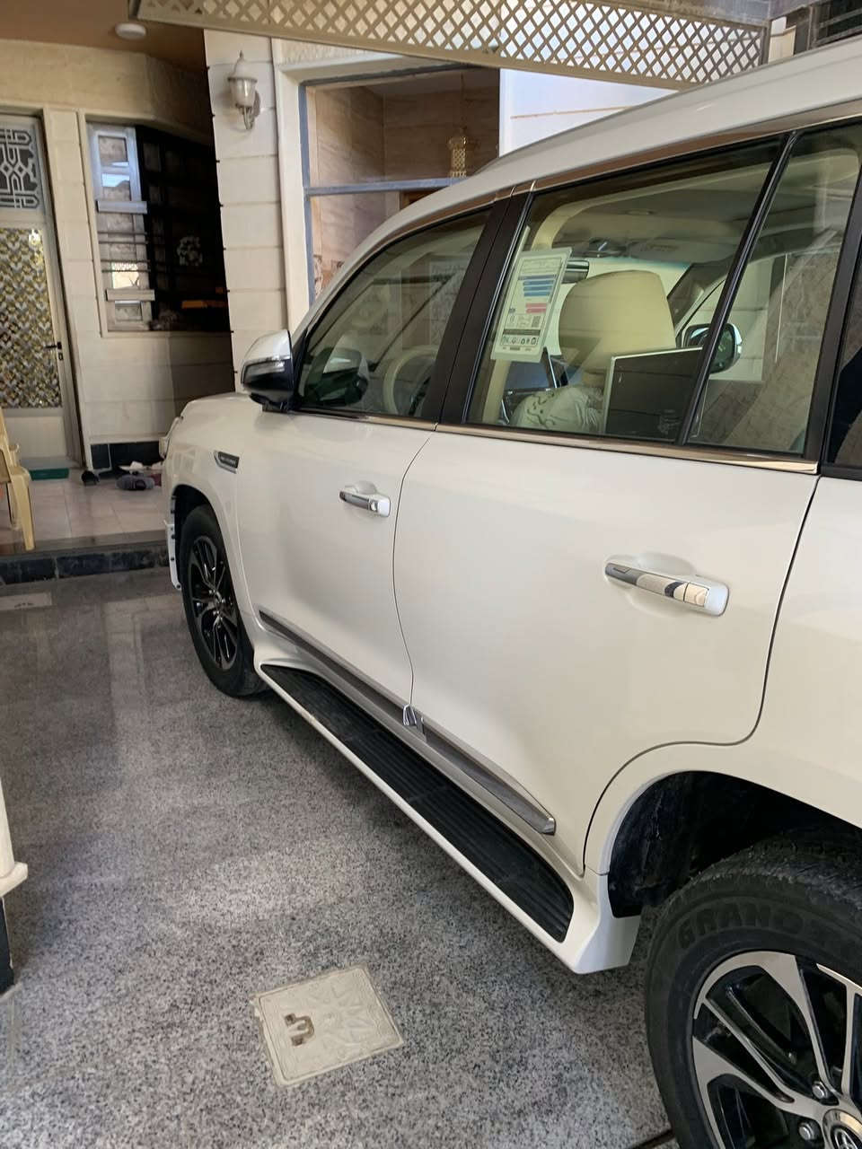 لاندكروز بريم موديل٢٠١٨ ،،،،  ثمانيه سلندر/ ،ابيض صدفي، عداد كيلو متر: ٩٧، الف، رقم اربيل دولي، اطارات دنلوب، كراس /٢ كهرباء، مواصفات البريم معروفه، مكفوله ،،  خدوش في اللحيه الخلفيه ومصبوغه اللحيه ، سونارها متوفر
على يد اثنين فقط من الشركه
السعر٥٢٥ ، رقم صاحبها*********** تحويل مباشر، وطبتم بخير،
