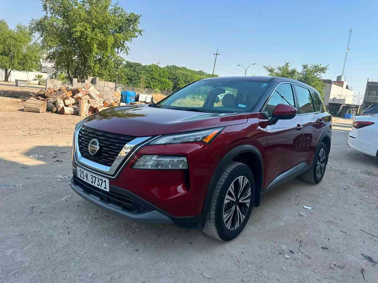 🔥 للبيع | نيسان روج SV موديل 2021 | المواصفة المطلوبة في العراق 🔥
⭐ سيارة نظيفة ومميزة جداً لمن يبحث عن الاعتمادية والراحة والاقتصادية.

🚗 نيسان روج SV موديل 2021
🎨 اللون: ماروني
📍 الممشى: 80,000 كم فقط
⚙️ المحرك: 2.5 لتر – 4 سلندر تنفس طبيعي
💪 القوة: 181 حصان
🔄 ناقل حركة CVT اقتصادي وعملي

✅ أهم المواصفات:
✔️ شاشة لمس كبيرة مع Apple CarPlay وAndroid Auto
✔️ كاميرات محيطية 360 درجة
✔️ مثبت سرعة ذكي (رادار)
✔️ نظام التحذير من النقطة العمياء
✔️ نظام الحفاظ على المسار
✔️ حساسات وكاميرا خلفية
✔️ تشغيل بصمة ودخول ذكي
✔️ مقعد السائق كهربائي
✔️ جنوط ألمنيوم قياس 18 إنج
✔️ إضاءة LED
✔️ مكيف ممتاز ومساحة داخلية واسعة

⭐ الميزة الأهم:
هذه السيارة تأتي بمحرك 2.5 لتر (4 سلندر تنفس طبيعي)، وهو المحرك الأكثر رغبة واعتمادية في السوق العراقي، وليس من فئة 3 سلندر تيربو الموجودة في الموديلات الأحدث.

🚘 سيارة عائلية، اقتصادية، مريحة، واعتمادية عالية.
📞 للاستفسار والمعاينة التواصل على الخاص أو الاتصال.
💰 السعر: 210$
***********
