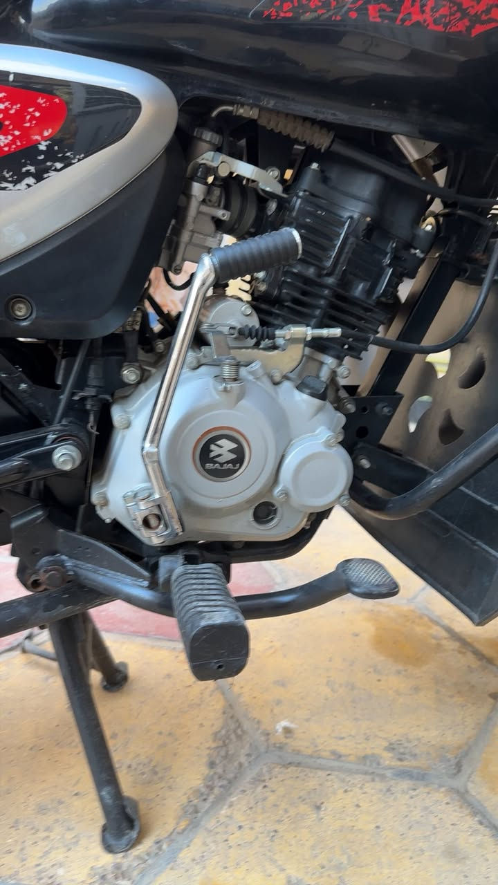 مرحباا اخوتي العزاز شونكم دراجه بوكسر مديل 2022 فول فول فول نضيفه مال موظف من بيت الدوام فقط دراجه نكره سلف وحلوه مثل ما موضحه يمكم رايدها ب 1750 وبيها مجال كلش كلش بسيط ***********
