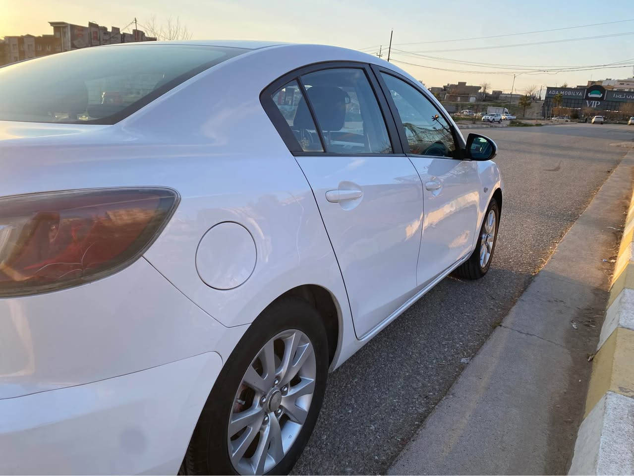 مازدای 3 2010 
***********
بێ بۆیاغ
 دوو پەڵە پیدی ئاڕی هەیە
مەکینە 16
ئۆتۆماتیک 
چوار جام کارەبا ABS, auto
سەنەوی تازەیە تا 2028
چوار تایەی تازە 
گێڕ و مەکینە بەشەرت 
٨٧ گەڵاو معامەلە
سلێمانی// *********** السليمانية, العراق
