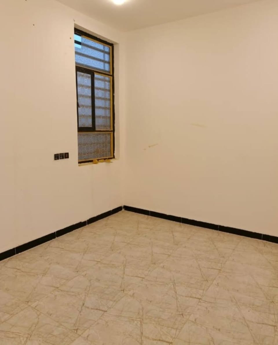 دار سكن للبيع زراعي سند 25   100.متر  بناء حديث كونكريت مسلح   يتكون من غرفة نوم صاله استقبال مطبخ مفتوح علئ الصاله صحيات  داخليه وخارجيه  التقيه الثالثه قرب مجمع الروان السعر 50 مليون الاستفسار الاتصال بالرقم ***********
