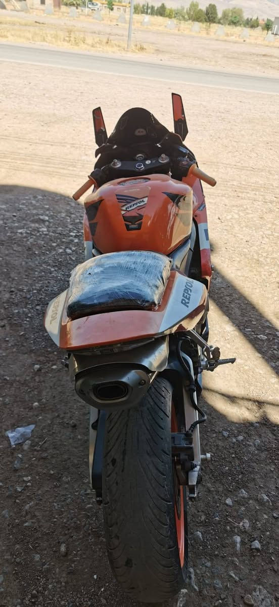 HONDA 600 RR MODEL 2006
ڕۆنی تازە و فلتەری تازە بۆ گۆڕدراوە . 
31  هەزار ڕۆشتوە .
تۆزێک دوکەڵی هەیە.
ناونیشان: سەید سادق .
***********
