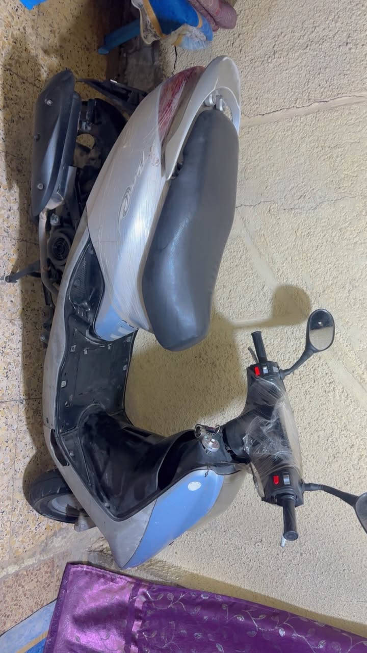 سلام عليكم دراجة بريز نضيفه 140 حلوه كل 15 يوم تبديله دهن من شركه الحسام كهربائيات شغاله اشاير لايت عالي ناصي دبلات بلادي فول هورن شغال  مري ايمن وأيسر تايرات جديده ستان تعليك جديد سعر 750 بي مجال اوراقها موجوده عنوان بغداد المدينة الصدر قرب مكتب السيد رقم ***********
