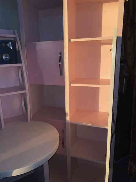 غرفة نوم نفر واحد مال بنات ميز دراسي+ وميز تواليت +مكتبة مال كتب وقرطاسية وتحفيات +سرير +سستم سماعات للتواصل 
***********
***********
العنوان موصل الجانب الايسر حي القوسيات قرب ماركت ياسمين النعيمي 
صفاء النجار العباسي
صلاح الزيدي
معرض صفاء العباسي .بيع وشراء الأثاث الجديد والمستخدم
