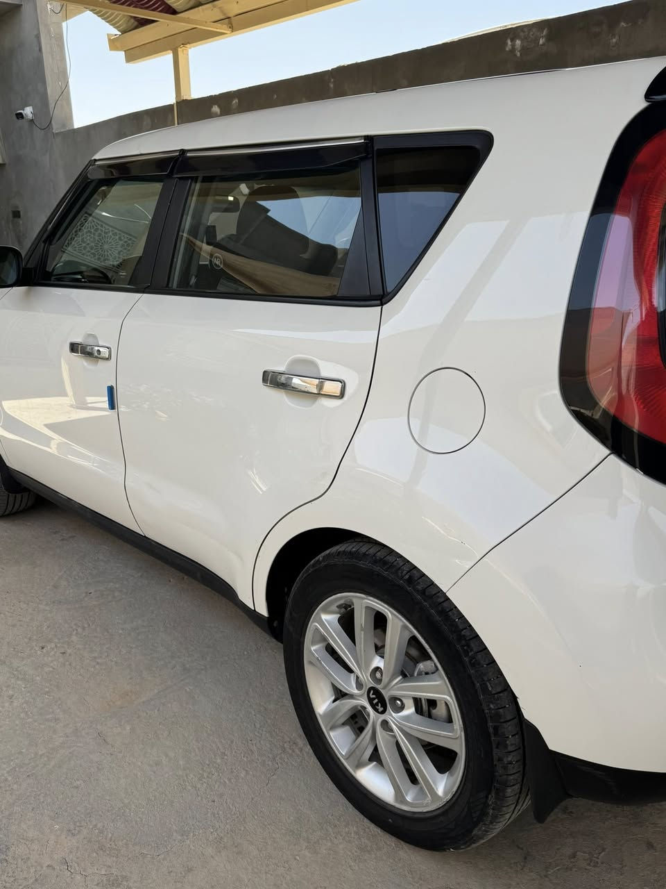 للبيع: كيا صول 2019 (Kia Soul) - مواصفات أمريكية بحالة ممتازة 🚗 تصليح درجة أولى وجاهزة للاستخدام فوراً ،ماكو اي نقص تفيد الجناي فول حدادية ،تخم تاير 

 المحرك :2000/gdi  غير مفتوح بلادي  
 اللون : ابيض 
 اللون الداخلي: [ مخمل اسود ]دواخل نظيفة جداً جداً

✨ المواصفات والأنظمة الأمريكية المميزة:
 شاشة ديسبريت ذكية تدعم Apple و Android Auto 

 تحكم ستيرن متكامل (حاكية، بلوتوث، تحكم بالمسجل).
 مثبت سرعة (كروز كنترول).

 أنظمة أمان متطورة (نظام مانع الانزلاق ،Abs وتثبيت حركة السيارة في المنحدرات) السياره ويل كب مع سبايدر شركة 
 تبريد وتدفئة ممتازة (شرط الثلج).

🛠️ تفاصيل الحادث والضرر 
 مكان الحادث: [في أمريكا: جاملغ أمامي وبنيد تبديل  وشبر من الباب (الباب مرشوشه )بدون أي تأثير على الشاصي أو اللغد. حادث العراق باب الجنطه بارد ورش 
قماره شواصي باقي الامور كفاله 
 الإيرباغات: سليمة بالكامل  
سونارها جوه بالصور 
 المحرك، الكير، التبريد، والتحويل بشرط الفحص (شغل واطلع).السيارة ب اسمي ورقم انكليزي بابل 

💵 السعر المطلوب  ١٢٧ ورقة  ]وقابل للتفاوض البسيط 
📞 للتواصل والاستفسار:
 رقم الهاتف:  ***********  واتساب او اتصال بالخدمة 

 مكان التواجد بابل /كفل
