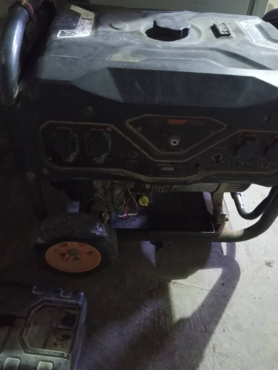 السلام عليكم مولد بانزين حبل سلف جاهز 20 انبير للبيع السعر 550 الف وبيها مجال عنواني بغداد ابو غريب رقم 📱 الهاتف *********** بي واتساب ولخاص مفتوح تحياتي الكم
