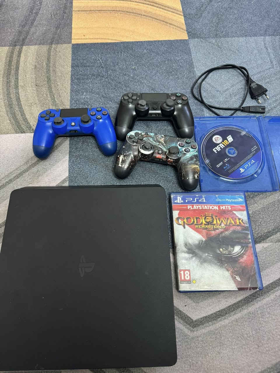 السلام عليكم من رخصت الادمن بلي 4سلم للبيع مع ملحقاتة قرص كريدوس وفيفا 18 و 23 مع العلم البلي مبدل بي فيشة الhd للأستفسار الاتصال على الرقم ***********
