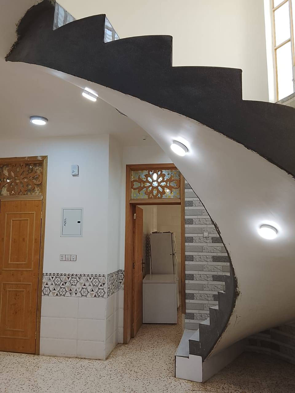 دار طابقين للبيع المساحه الكليه 300متر سند زراعي 25
يحتوي على 4غرف نوم صاله ومطبخ وهول الارضيه والازار

 سيراميك بناء نضيف ومرتب السقف كونكريت مسلح 

حديقه وكراج سياره

الموقع حله سياحي قرية كويخات

للاتصال/ ***********
للاتصال/  ***********
