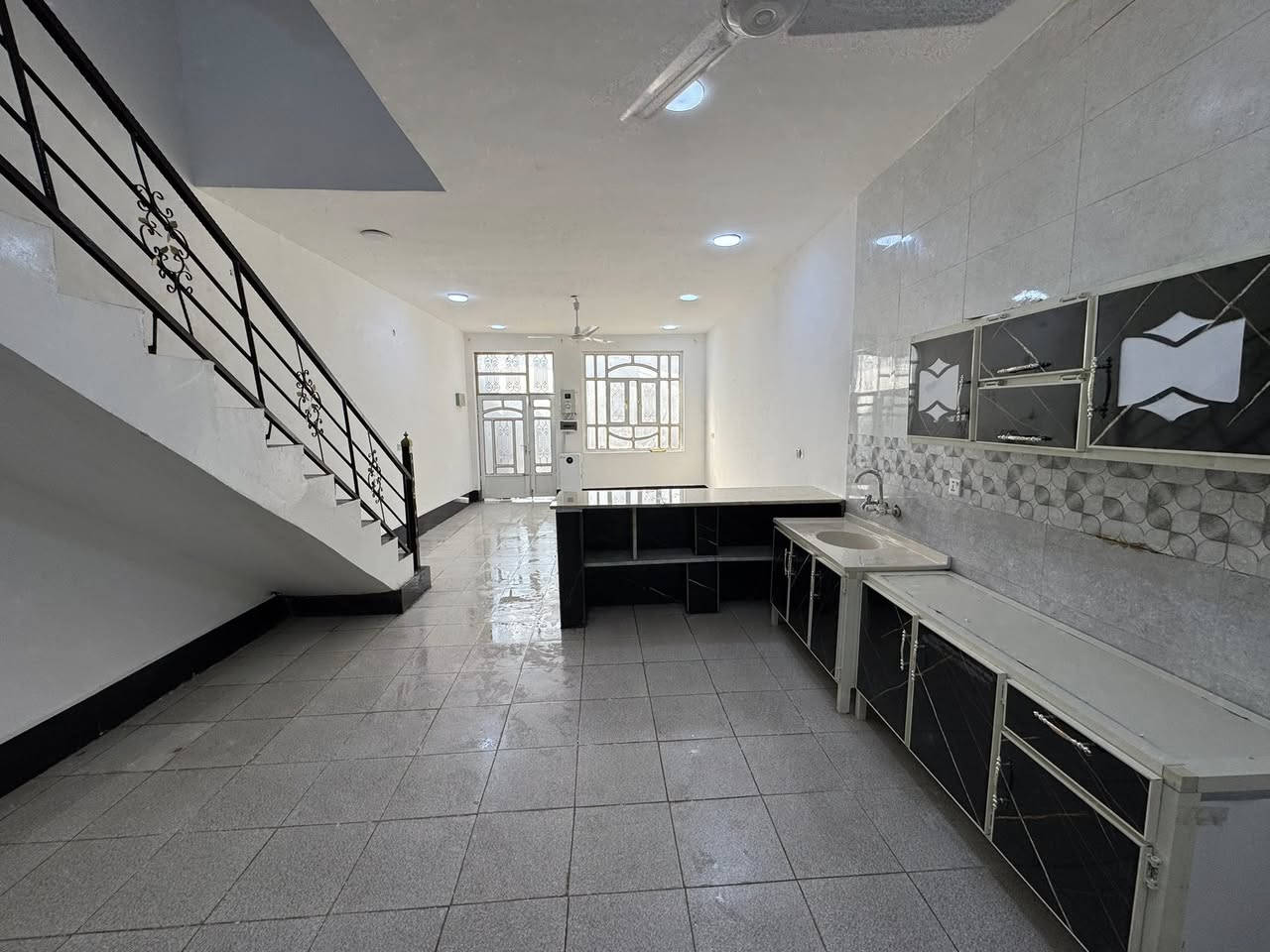 🔴مشتمل للأيجار   المساحه 100 متر
📍الورديه خلف مستشفى الكفيل مباشرة 

البيت يحتوي على 3 غرف نوم ومجمعين صحيات ومطبخ واستقبال 

⚡️البيت يحتوي على (طاقه شمسيه)وكاونتر وسخان

سعر الايجار 425 الف شامل اجور الكهرباء والماء 

للاستفسار الاتصال على الرقم 

☎️***********
