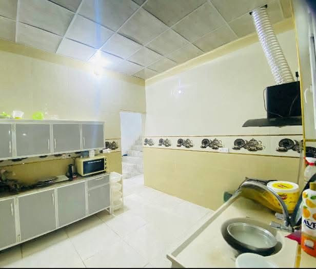 🏡 بيت للبيع

📍 الموقع: نهاية حي الشرطة – آخر فرعين، يم العويسات، فرع مُبلّط.

📐 المساحة: 180 متر.

✨ مواصفات البيت:

* غرفتا نوم.
* استقبال.
* مطبخ.
* بيتونة.
* حزام سيراميك في الاستقبال والمطبخ فقط.
* أرضية البيت كاملة سيراميك.
* سقف ثانوي.
* جميع الخدمات متوفرة.
* البيت مرتب وجاهز للسكن ولا يحتاج أي مصروف.

💰 السعر: 65 مليون دينار وبي مجال للتفاوض.

📞 للاستفسار:
***********
***********
📲 اتصال وواتساب متوفر
