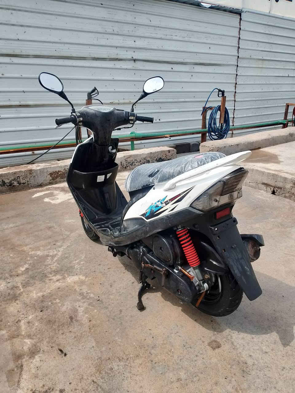 السلام عليكم
الدراجه شتريته من واحد صارله سبوعين من منزله رمبه الدراجه كلشي شقال بيهه ماعده عداد السرعه ول بگلايت الوره غير ذن كلشي شغال الدراجه بلاديه49 شلعته اتشك الكاع ومختمه ختم واحدالدراجه رايده ب 950وبيه مجال بصيط بكاني البصره التنومه رقمي ***********
