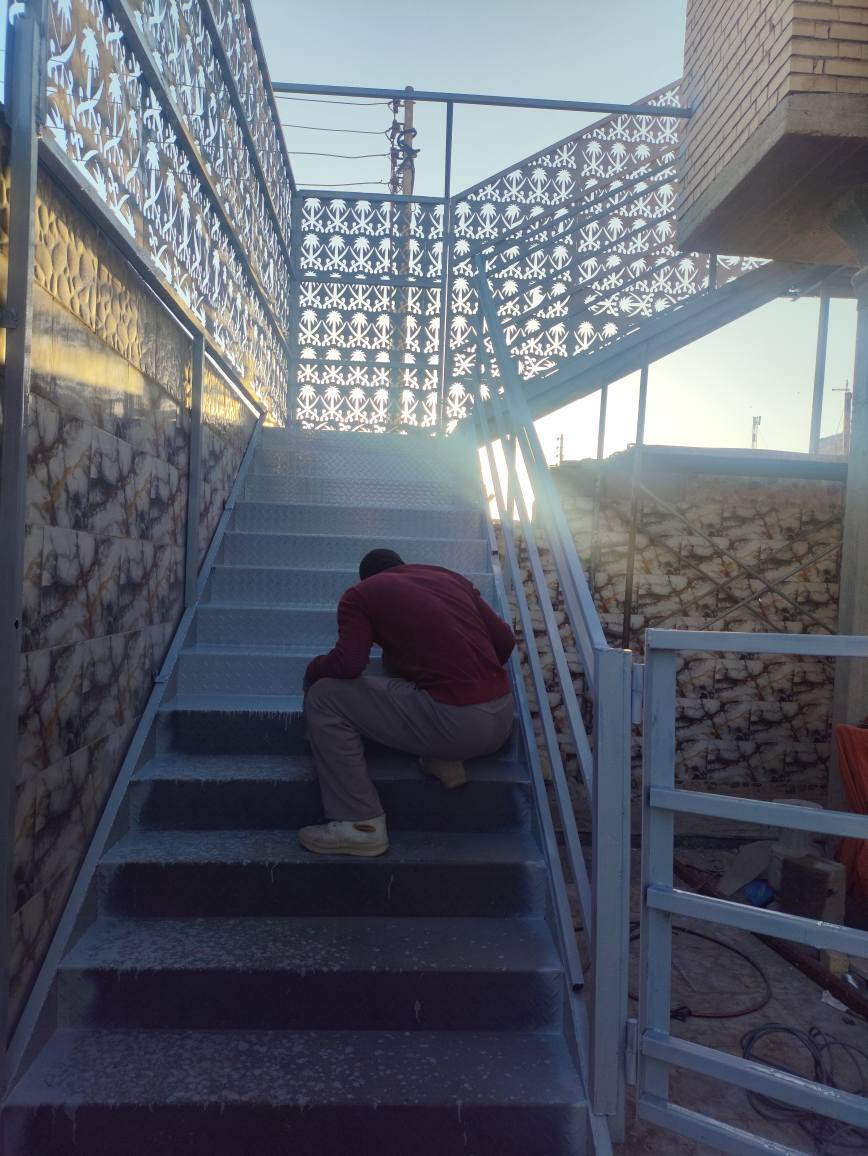 حدادة متنقله لعمل البيبان والشبابيك وعمل السقائف السندويج وسقائف الجينكو وصيانة البيبان القديمه وصبغ جميع انواع الحديد حدادة متنقله اجيك لباب البيت 
لعمل لخدمتكم ٢٤ ساعه 

***********
ابو عباس الحداد السماوا, المثنى
