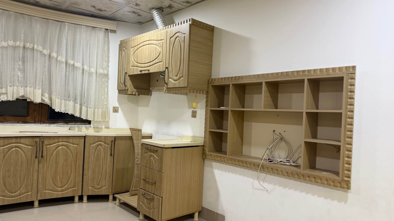 ئەم کەوتەرە دیزاینێکی جوان و ڕێکوپێکی هەیە کە  لە ڕەنگی دارین دروستکراون و شێوەی کلاسیکیان هەیە.    
سەر میزی کەوتەرەکە سپی و سادەیە و بە شێوەی L دروستکراوە، بە گشتیکەوتەرەکە نوێ و گونجاوە بۆ ماڵێک کە دەتەوێت ڕێکوپێک و جوان بێت شمشمل, السليمانية


**إذا كنت صاحب هذا الإعلان وتريد حذفه لأي سبب، رجاءا أرسل رسالة إلى الدعم الفني**